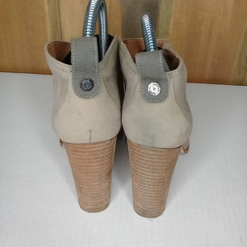 Louise et Cie Stacie Taupe Tan Suede Stacked Hee Pull On Bootie Sz 8.5